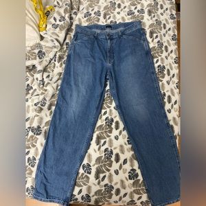 UNIQLO mens jeans size 34 medium dark wash. Never worn before. Trendy jeans